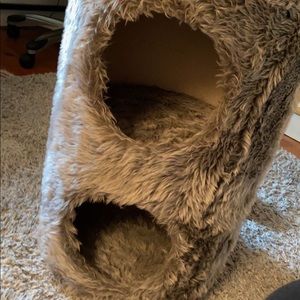 It’s a grey faux fur cat tree. It’s about 3 feet tall. Cylinder shape